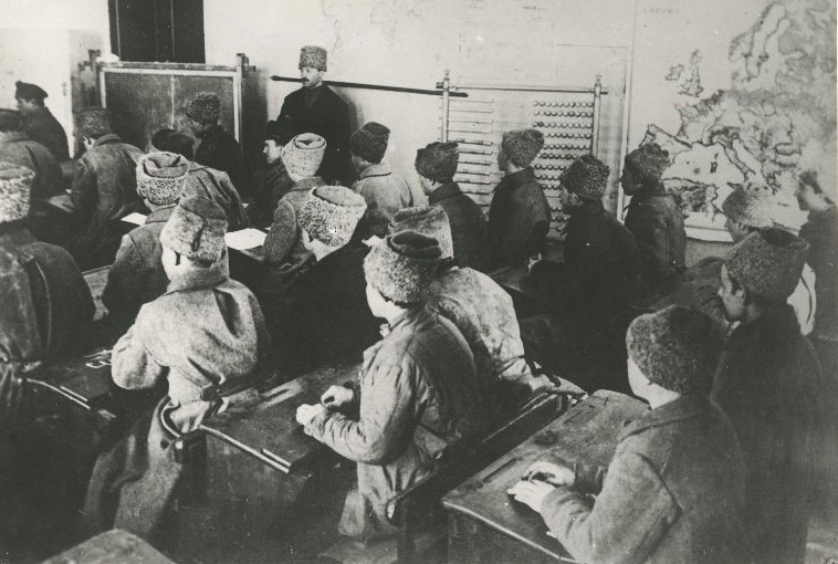 Clases para los soldados del Ejército rojo. La foto fue tomada entre 1918 y 1920