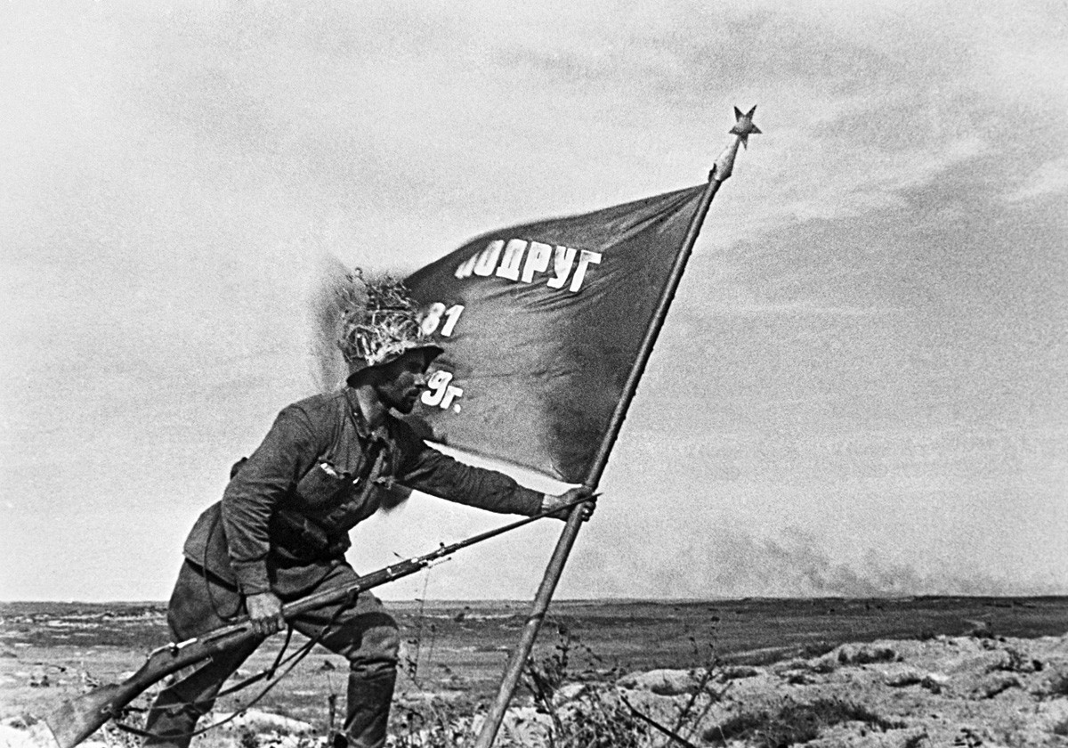 Sovjetski častnik postavlja prapor na Griču Remizova, kjer so potekali najhujši boji za Halkin Gol.