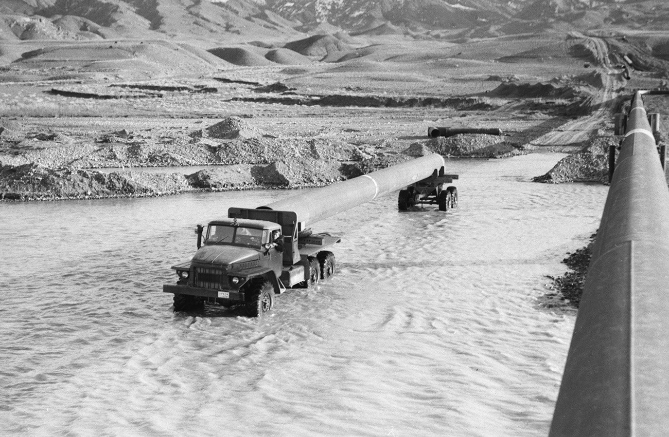Iran, 1. junij 1947, tovornjak Ural 375 s cevmi za bodoči plinovod prečka reko
