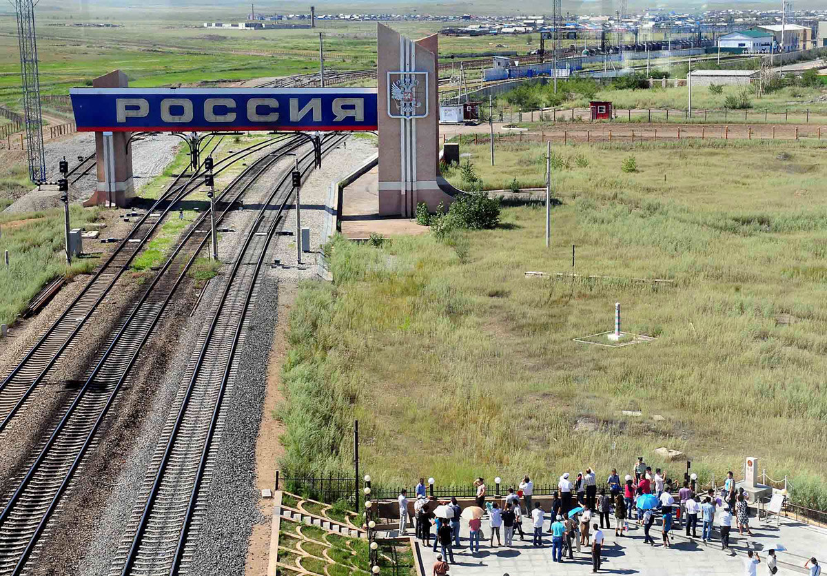 Para wisatawan mengunjungi gerbang perbatasan Rusia-Tiongkok.