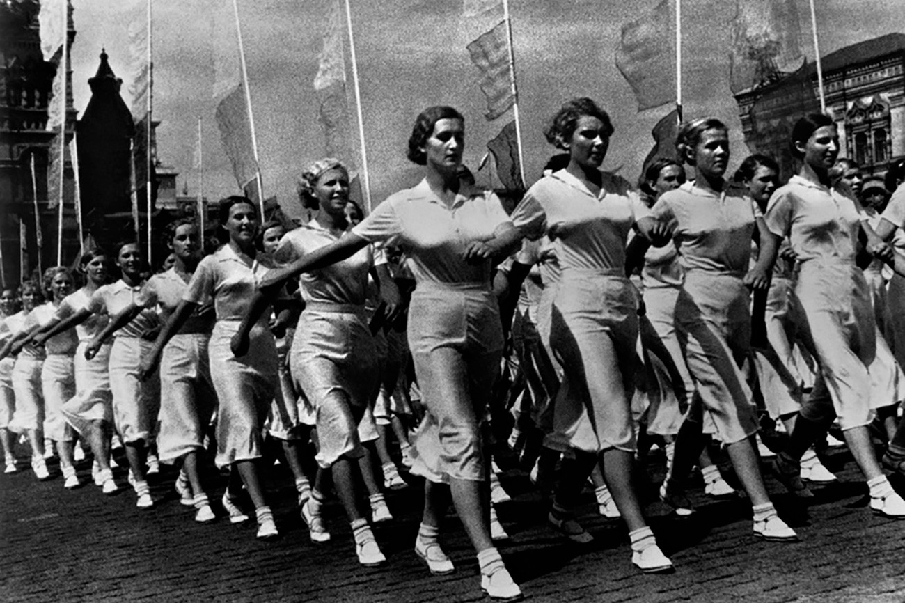 Eine Parade der Athleten auf dem Roten Platz am 1. Mai 1936.
