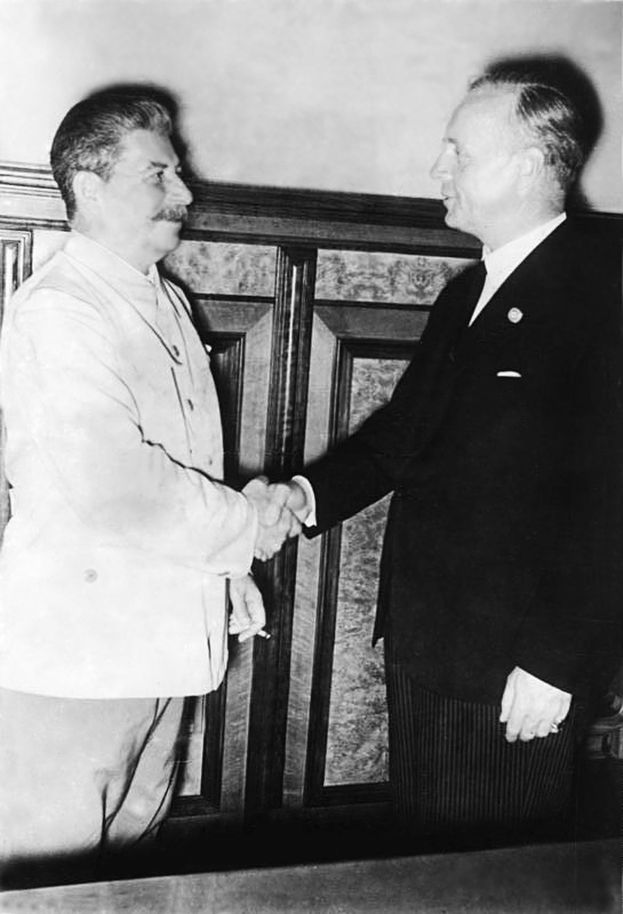 Joseph Stalin und Bundesaußenminister Joachim von Ribbentrop im Kreml, 23. August 1939.
