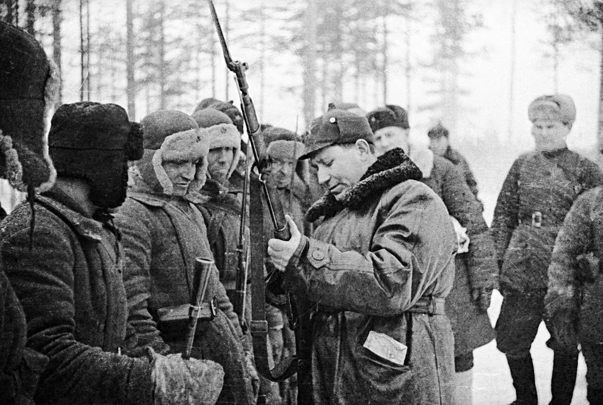 General Terentij Schtykow (in der Mitte) inspiziert die Munition der Rotarmisten während des sowjetisch-finnischen Krieges von 1939-1940. 1. Dezember 1939.

