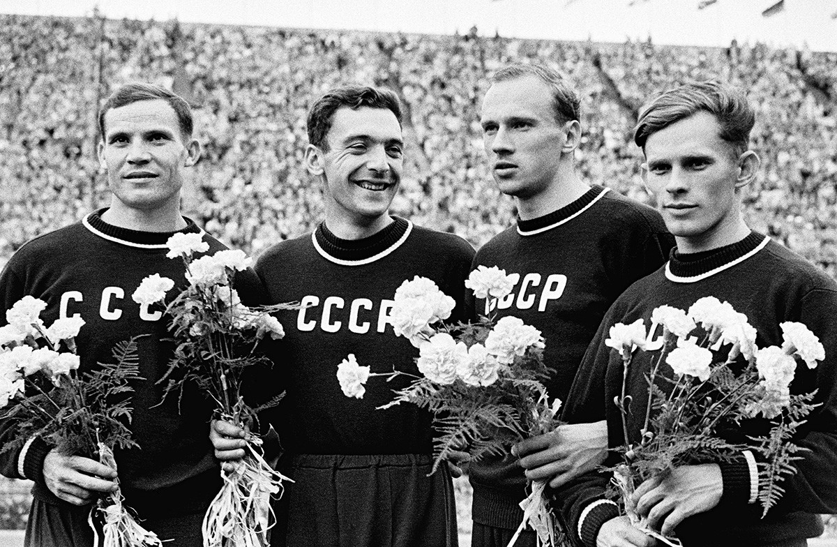 Soviet athletes, bronze medal winners in the 4x100m relay: Boris Tokarev, Lev Kalyayev, Levan Svanidze and Vladimir Sukharev.