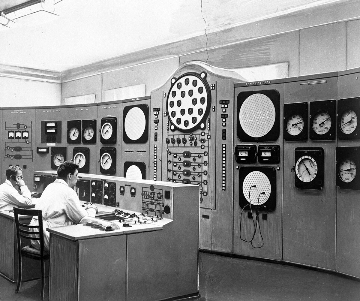 Pembangkit listrik tenaga nuklir pertama di dunia milik Akademi Ilmu Pengetahuan Uni Soviet (Obninsk). Panel kendali.