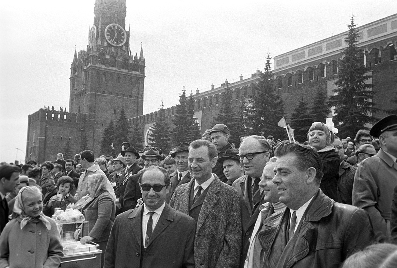 Иностранные туристы во время первомайской демонстрации на Красной площади в 1970 году