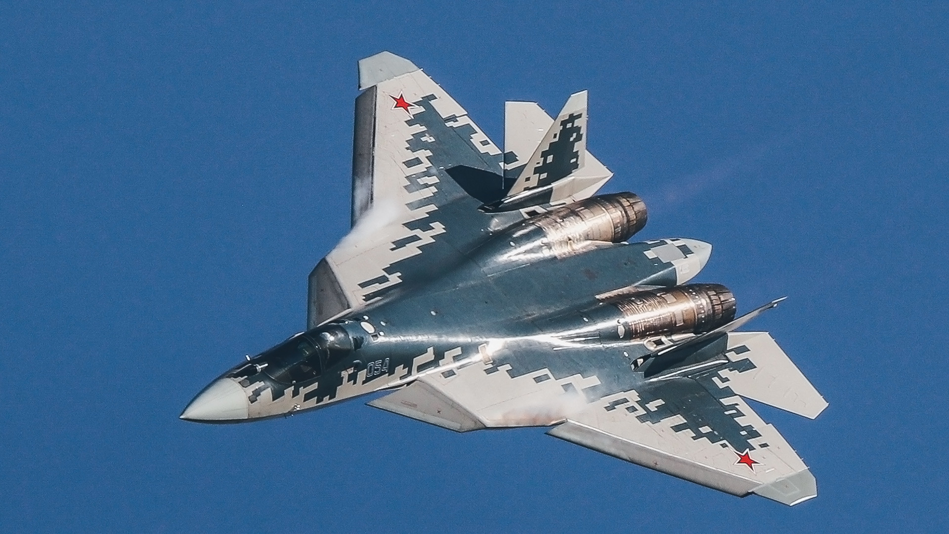 Су-57, руски повеќенаменски ловец под петтата генерација демонстрира полетување на аерокосмичкиот саем МАКС-2019 во Жуковски.