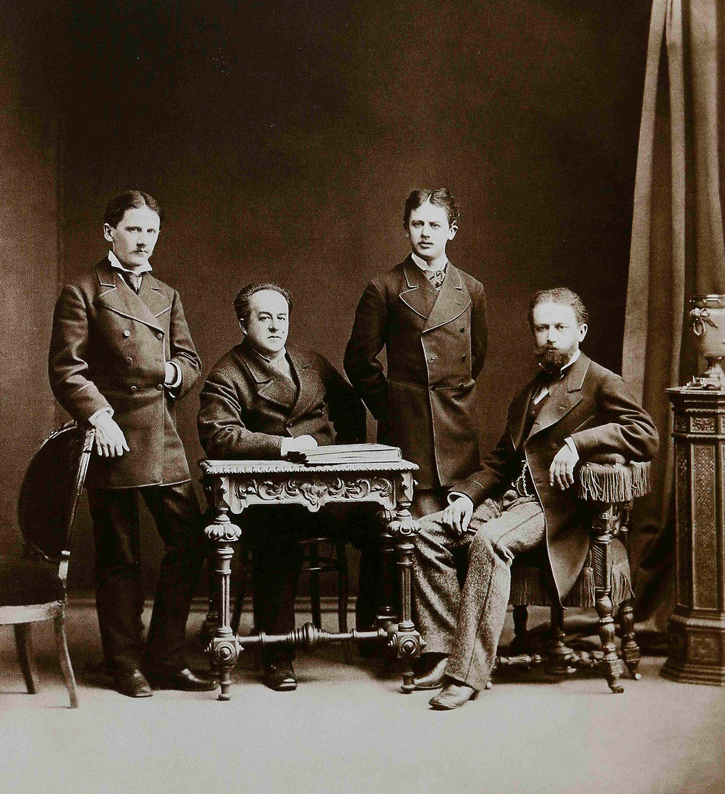 Пьотър Илич Чайковски (вдясно) с братята си Модест и Анатоли и Н. Г. Кондратиев, 1875 г.