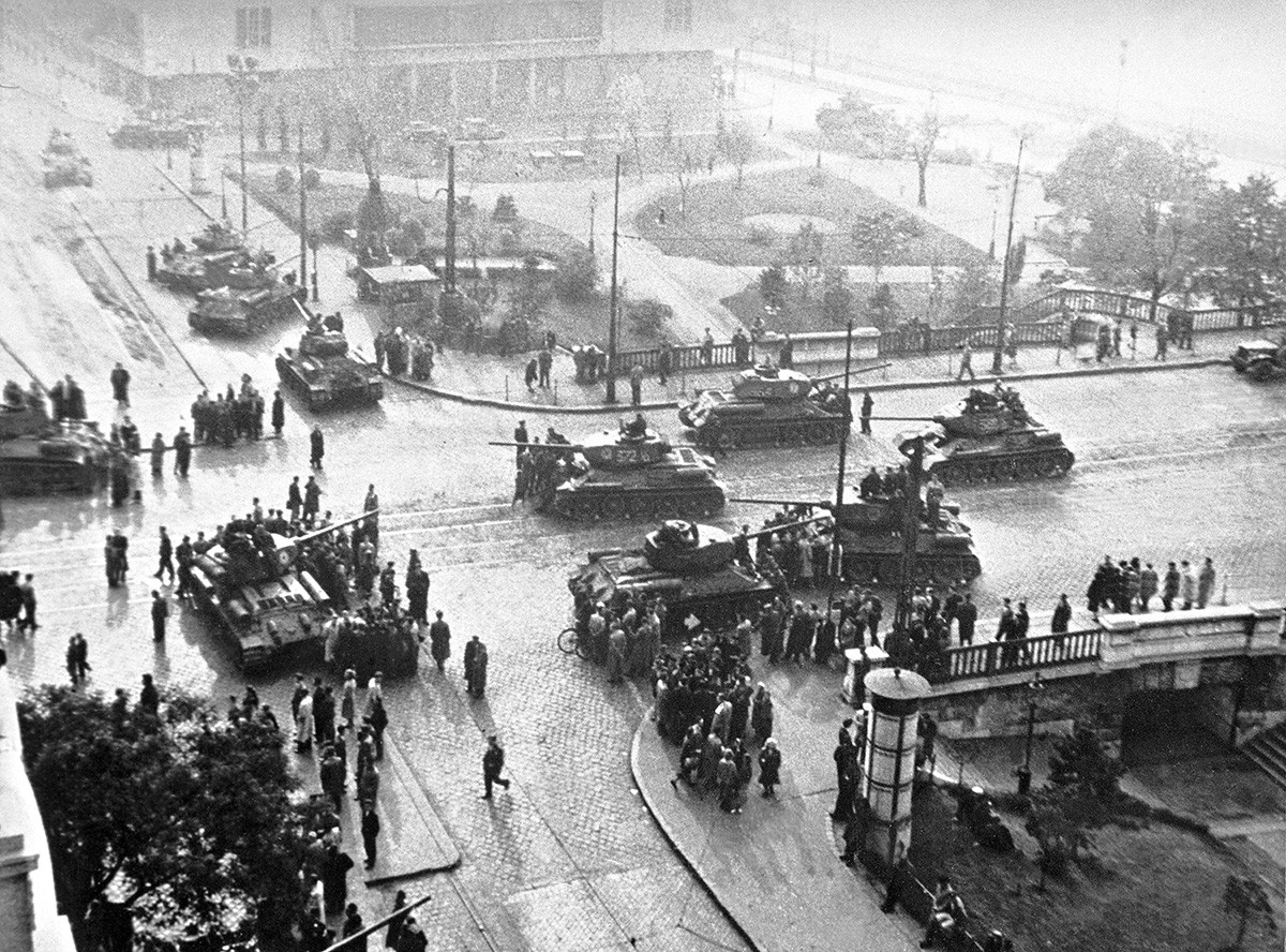 ソ連戦車がブダペストを退出する。