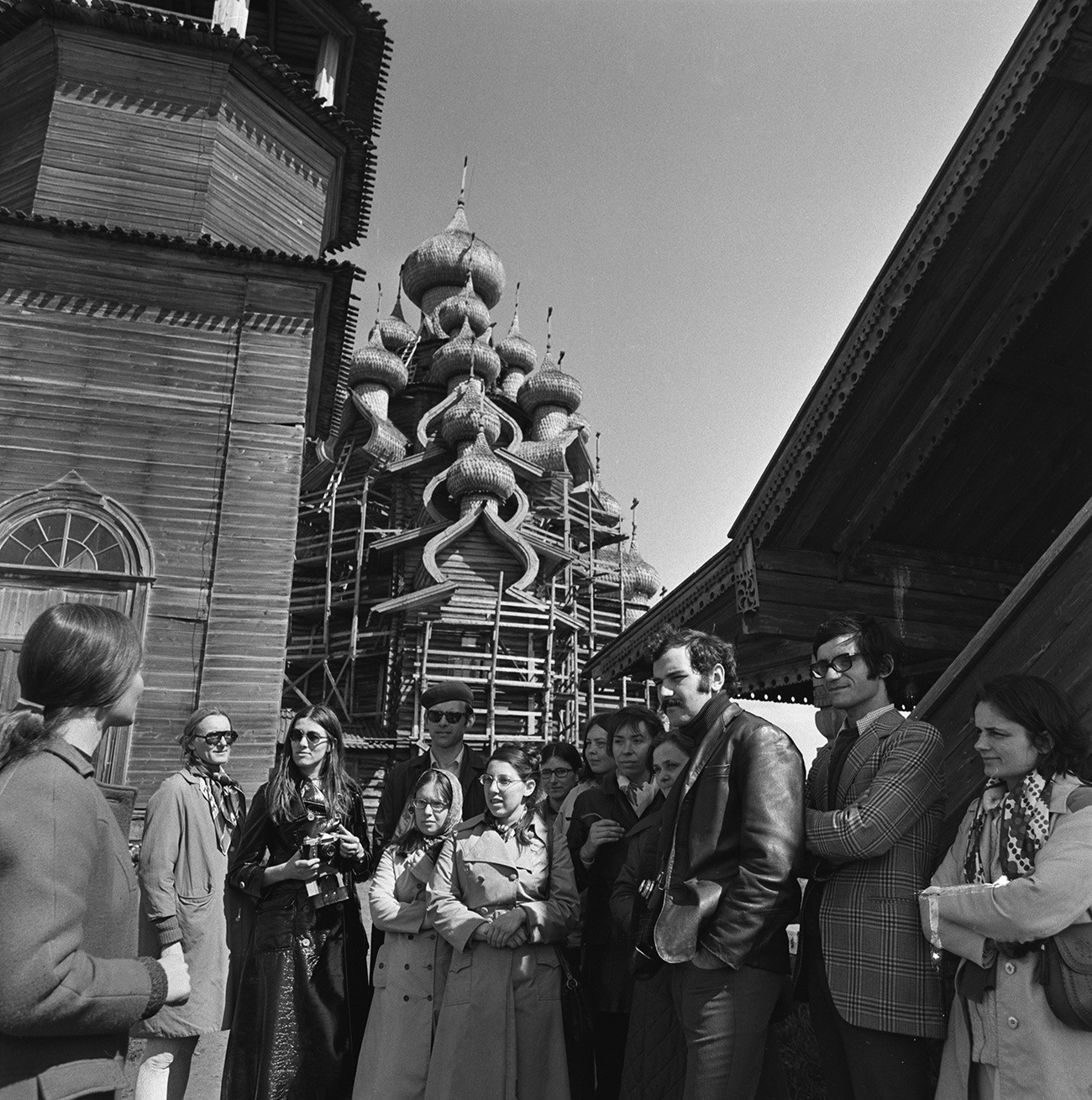 Touristes étrangers visitant le musée de l'architecture en bois de l'île de Kiji. 1972
