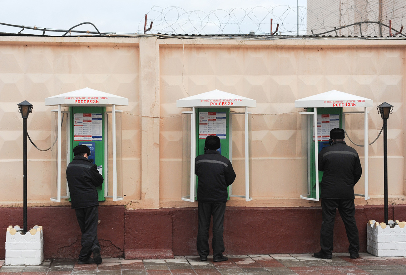 Заключенные разговаривают по телефону на территории исправительной колонии строгого режима №7 
