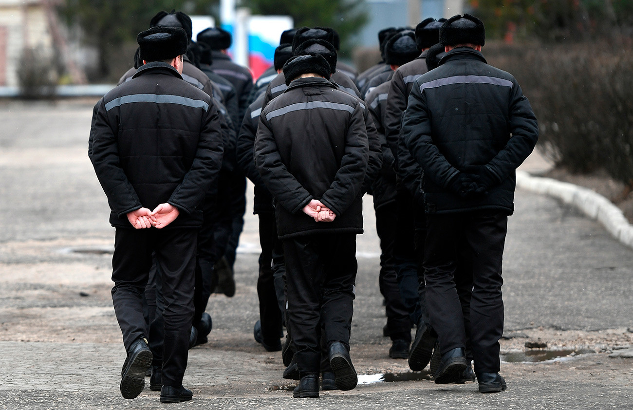  Заключенные исправительной колонии общего режима №2 во Владимирской области во время прогулки.