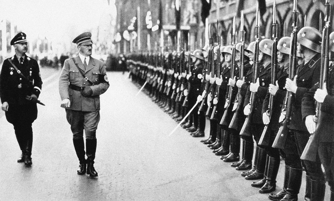 Adolf Hitler pregledava svoje trupe. Nije imao namjeru održati mir sa SSSR-om.
