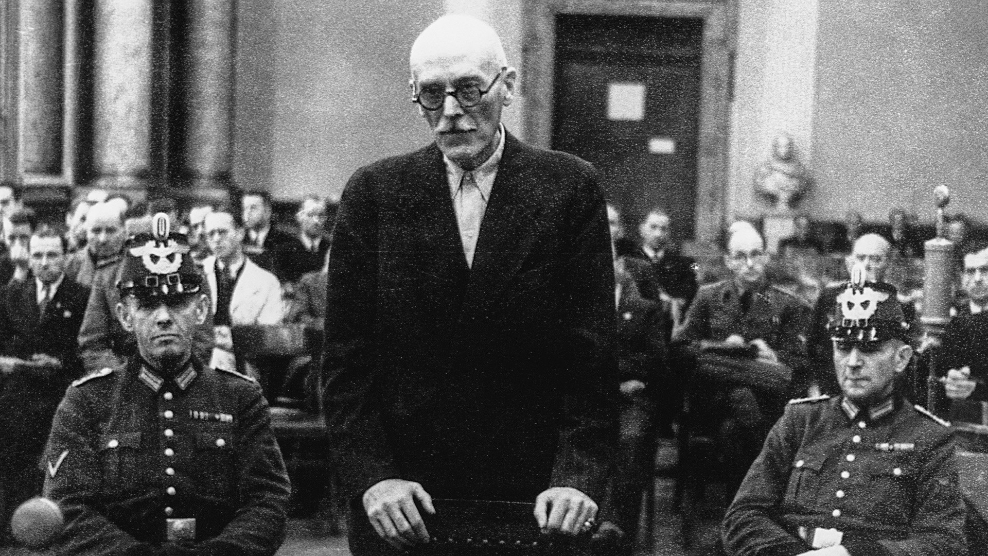 Гроф фон дер Шуленбург чека на погубљење у августу 1944. године.
