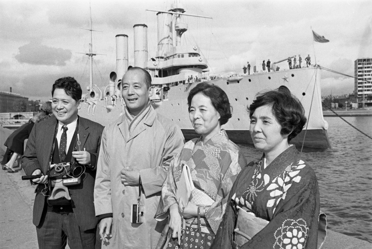 レニングラードの巡洋艦「アヴローラ」の前で記念撮影する日本人旅行者。1968年
