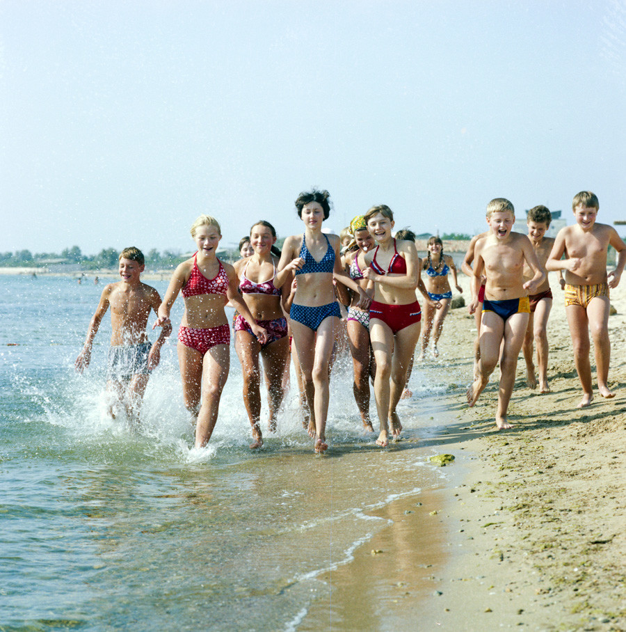 Los bañistas disfrutan de un día soleado en Anapa, región de Krasnodar, 1982