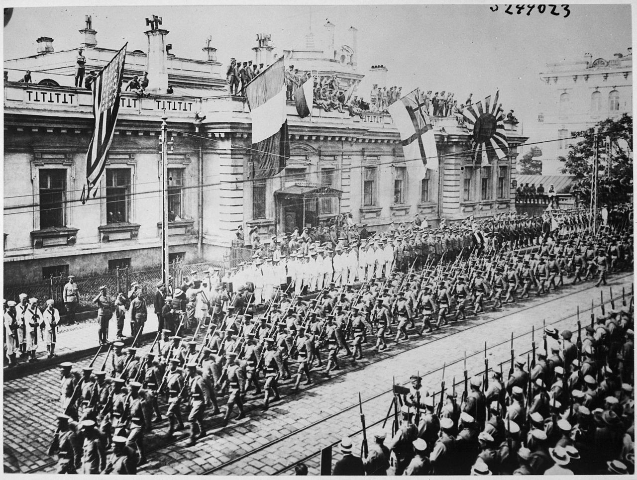 Vladivostok, Rusia, September 1919. Prajurit dan pelaut dari banyak negara berbaris di depan Gedung Markas Sekutu.