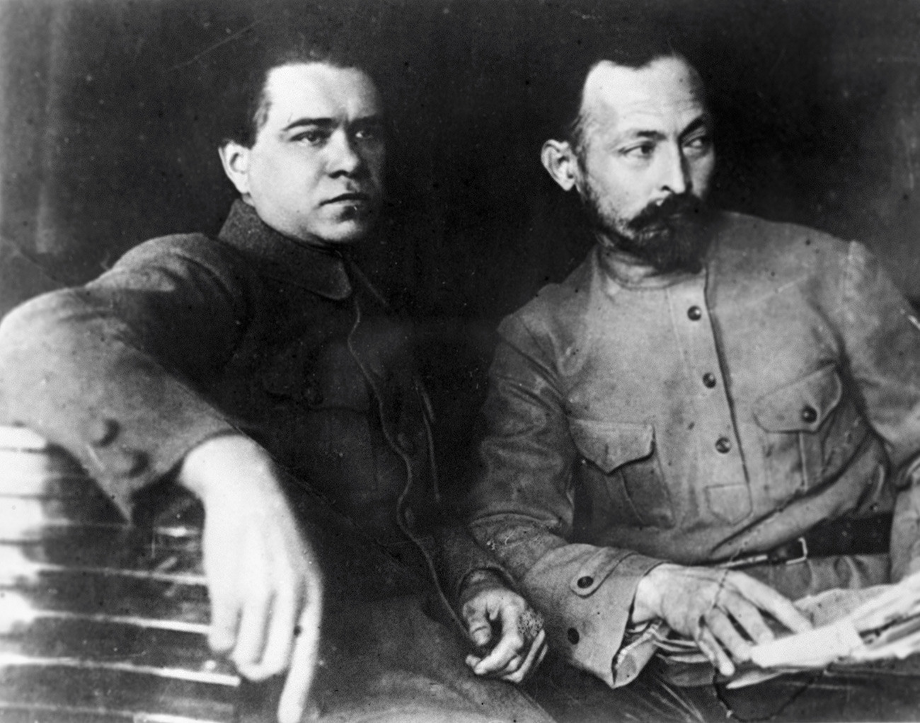 Феликс Ѕержински, претседател на „Чека“ при Советот на народните комесари на Советска Русија, и неговиот заменик Јекабс Петерс (лево).