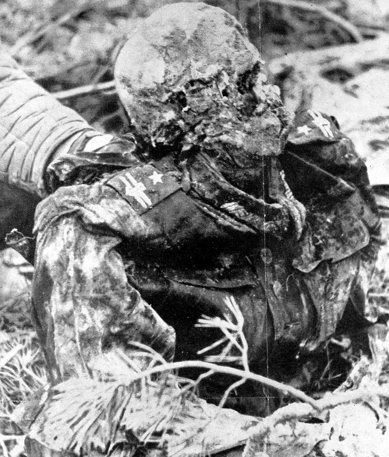 Die Leiche eines polnischen Kommandanten, die im April 1943 von den Nazis im Wald von Katyn entdeckt wurde.