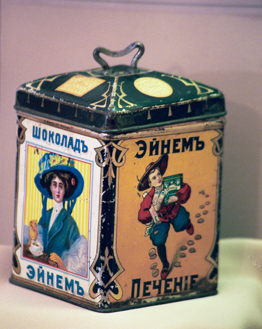 Museu Histórico do Estado. A exposição “Krasny Oktyabr”, dedicada ao 150º aniversário da mais antiga fábrica de doces, chamada “Einem” antes da Revolução de 1917. Caixa na qual doces e biscoitos feitos pela “Einem” eram vendidos