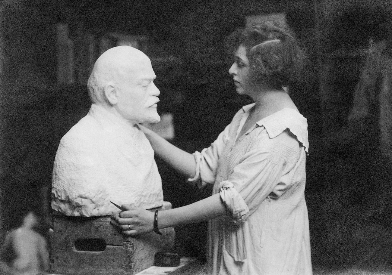 Клер Шеридан, вајарка, Велика Британија, око 1920. године.