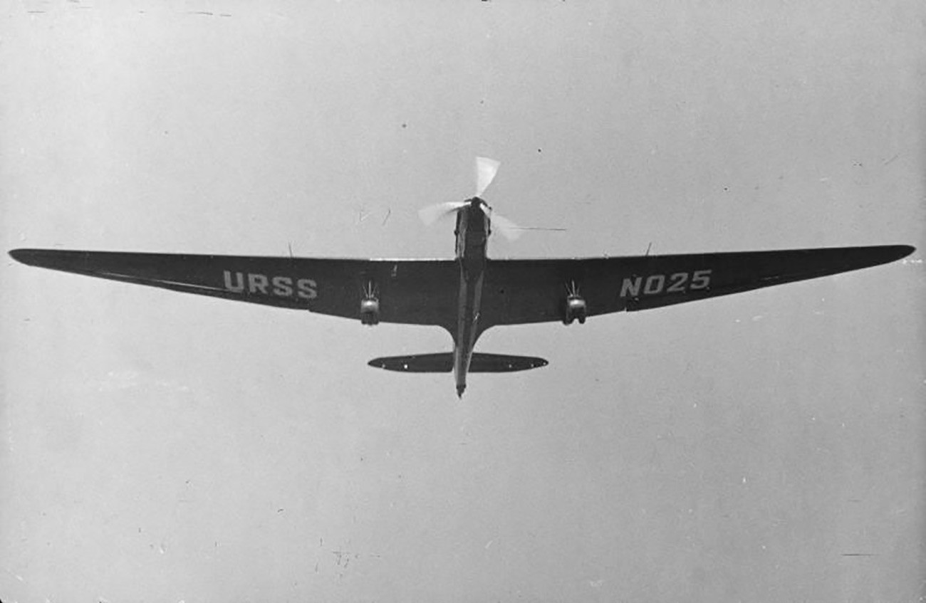 ワレリー・チュカロフを乗せた調査用飛行機ANT‐25