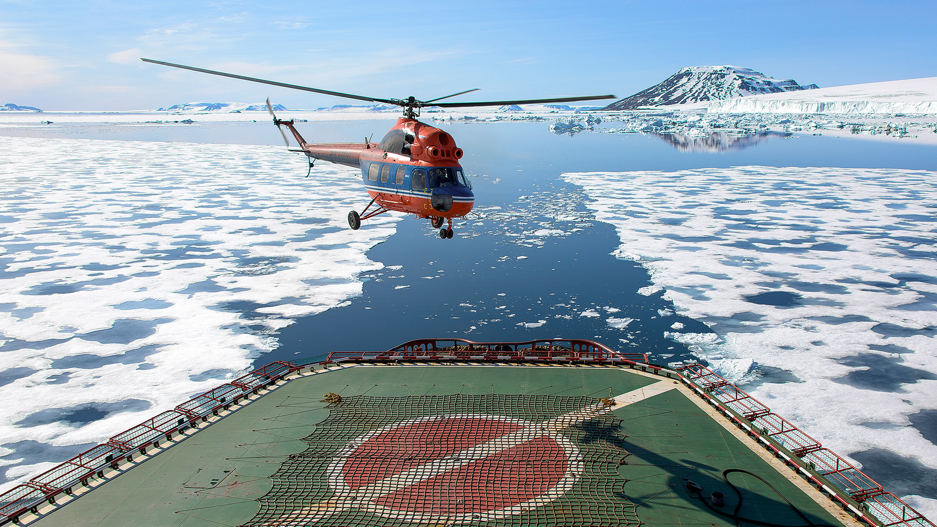 Atterrissage sur le brise-glace nucléaire 50 Let Pobedy d'un hélicoptère Mi-2