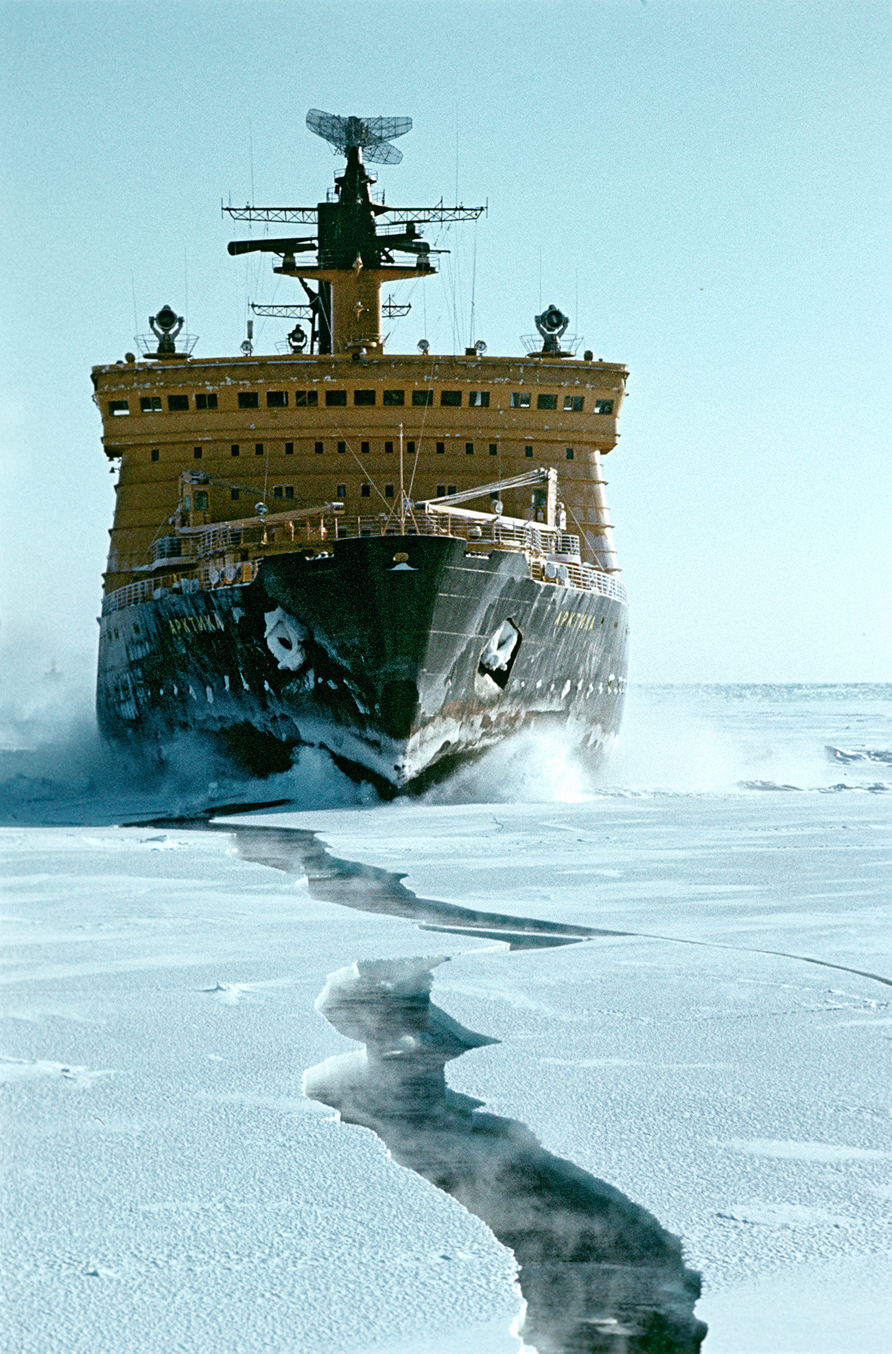 Атомный ледокол «Арктика» во льдах Северного Ледовитого океана