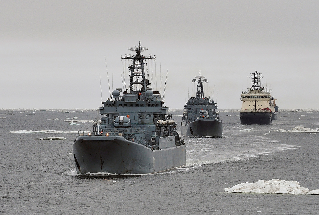 Большие десантные корабли «Александр Отраковский», «Кондопога» и ледокол «Илья Муромец» (слева направо) во время похода в Арктические моря