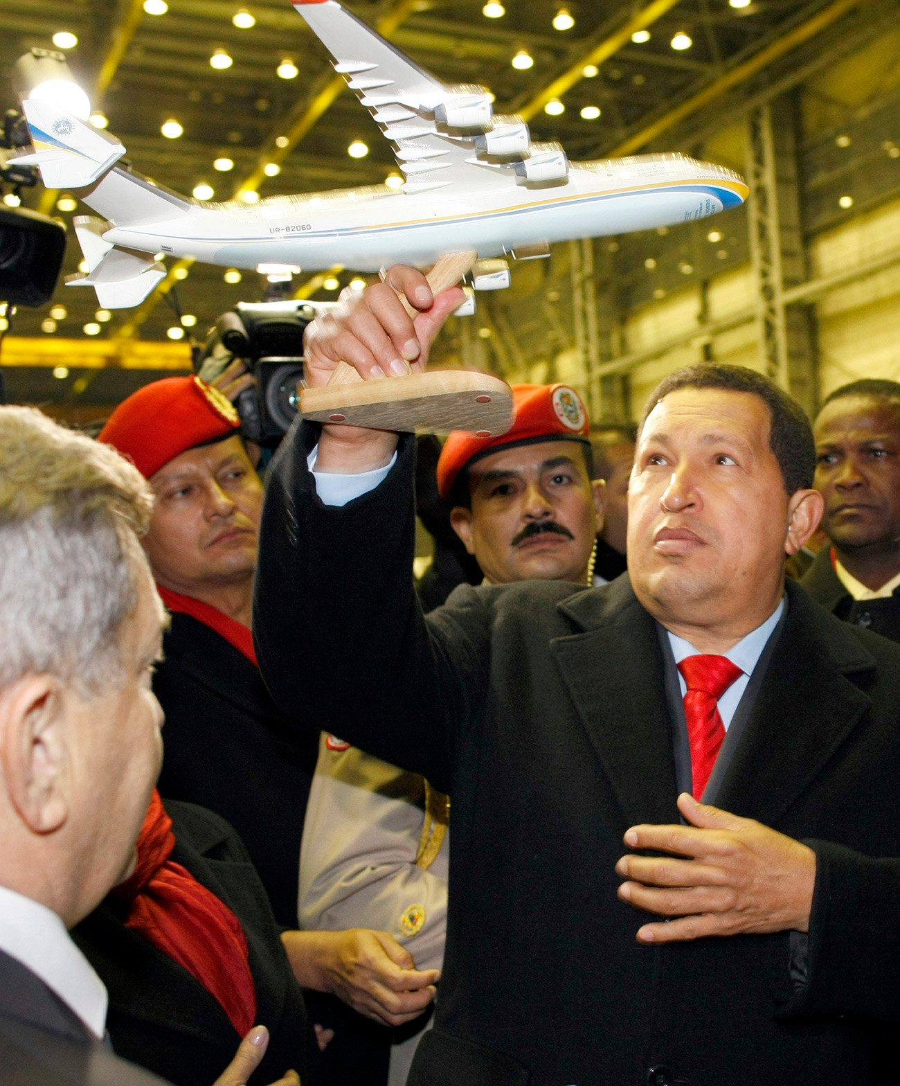 Ex-presidente da Venezuela, Hugo Chavez (dir.) segurando modelo Antonov An-225 durante visita a fábrica em Kiev, em 2010