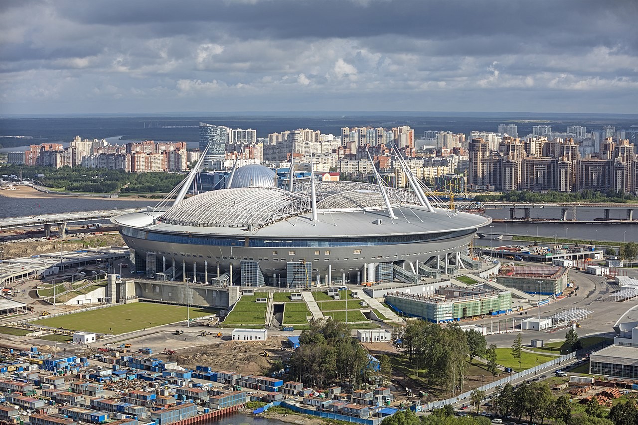Le stade Krestovski, aussi appelé Gazprom Arena, du nom de son constructeur, le géant producteur énergétique russe, a été bâti en 2017 et héberge à présent le célèbre club local du Zénith.
