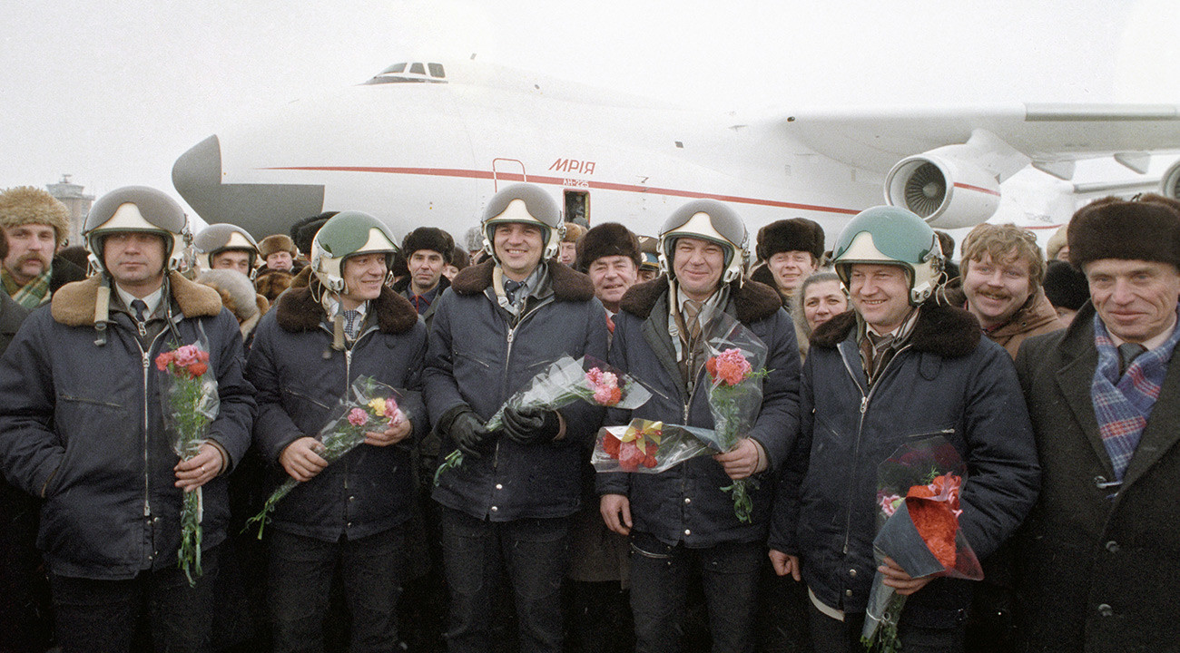 Авиаторы принимают поздравления и цветы после успешного завершения первого испытательного полета 