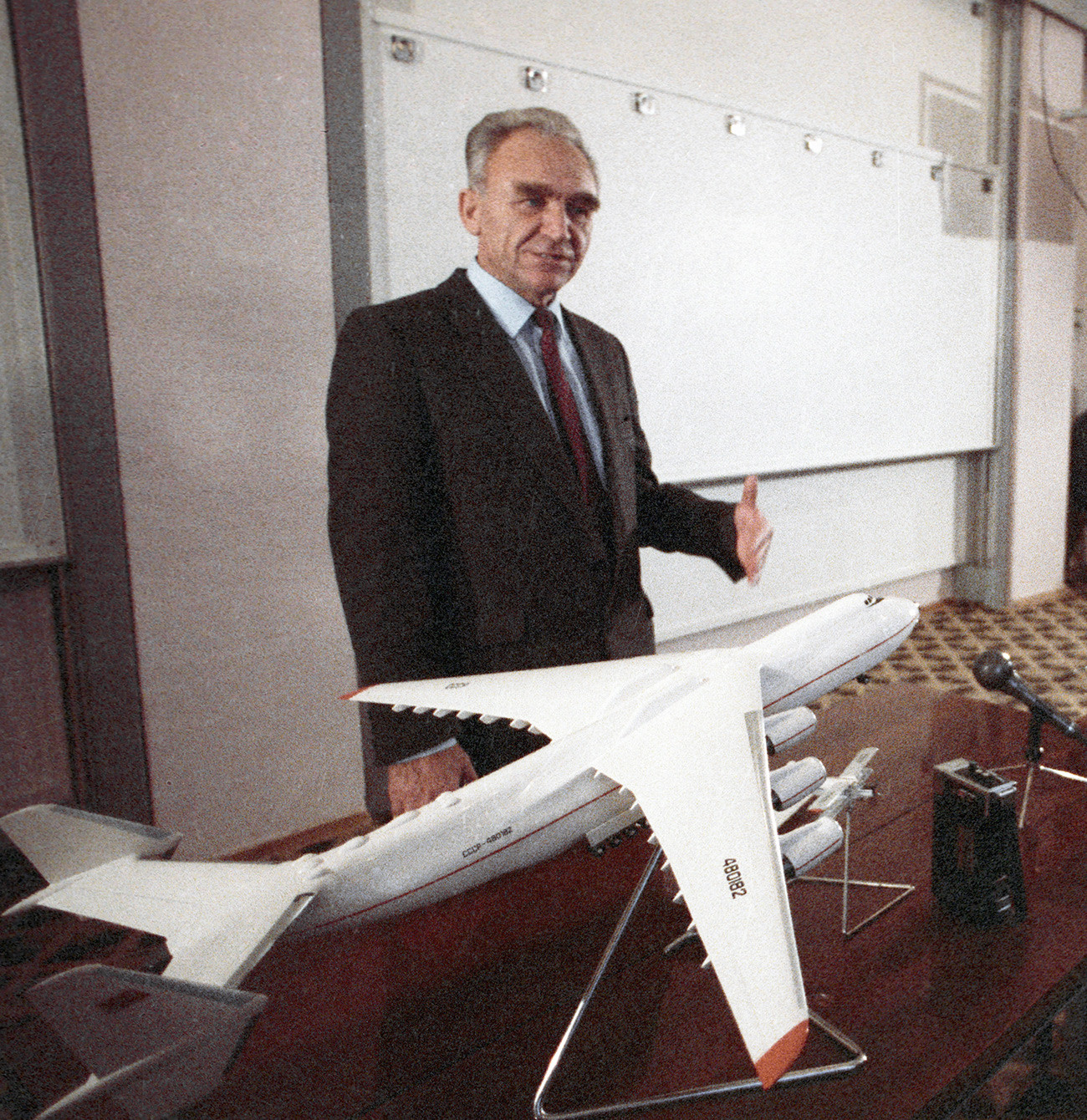 Generalni konstruktor, heroj socijalističkog rada Petar Balabujev s modelom novog superteškog transportnog aviona AN-225 