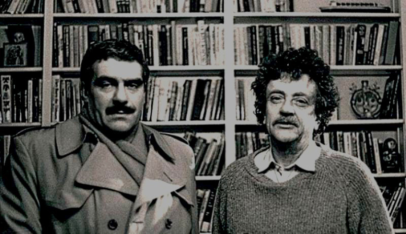 O escritor soviético Serguêi Dovlátov posa para foto com Vonnegut.