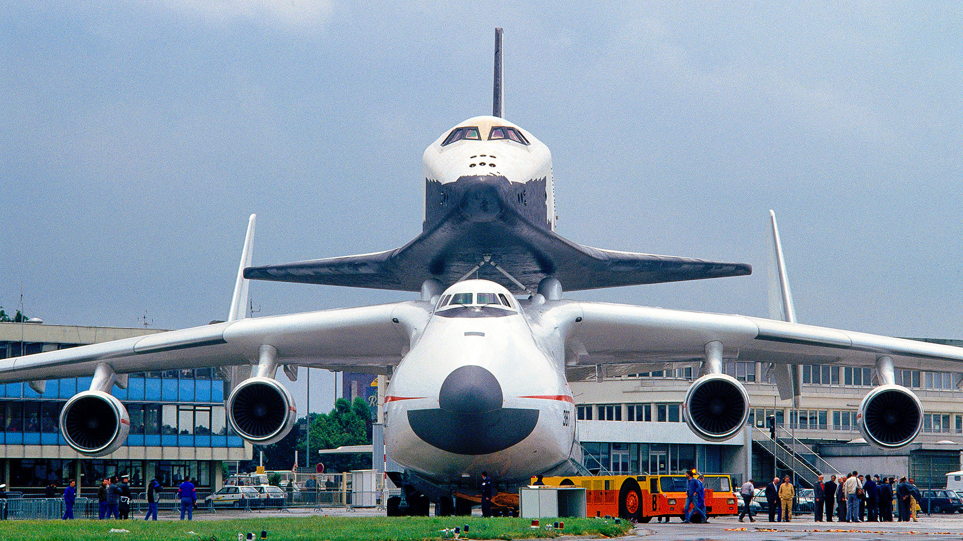 Antonov An-225 Mriya Cossack ditarik mobil penarik dan pendorong pesawat di Paris Airshow 1989 dengan pesawat ulang-alik Buran Soviet di punggungnya.