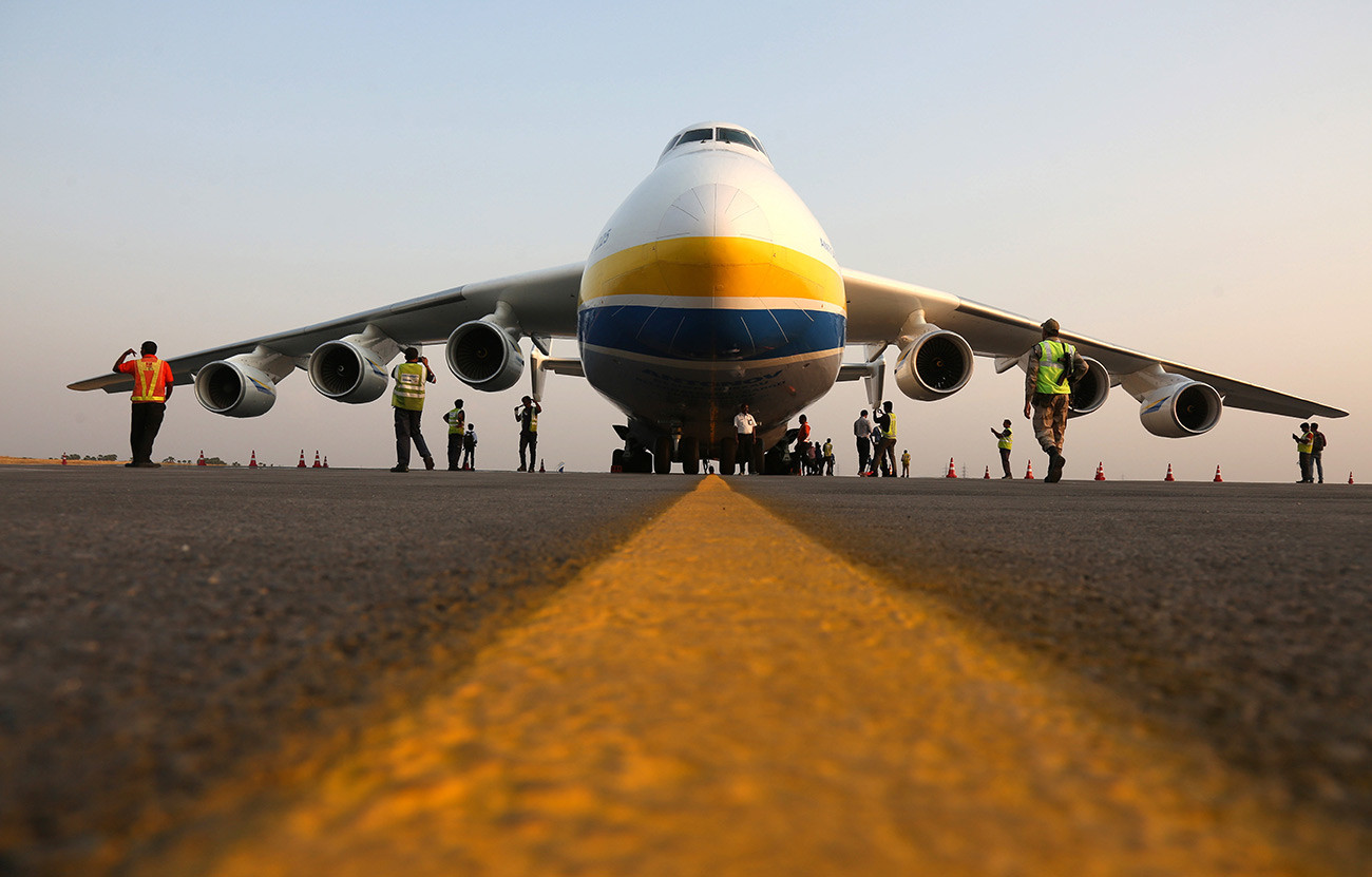 AN-225 Mriya mendarat untuk pemberhentian teknis di bandara Internasional Rajiv Gandhi di Hyderabad, India.