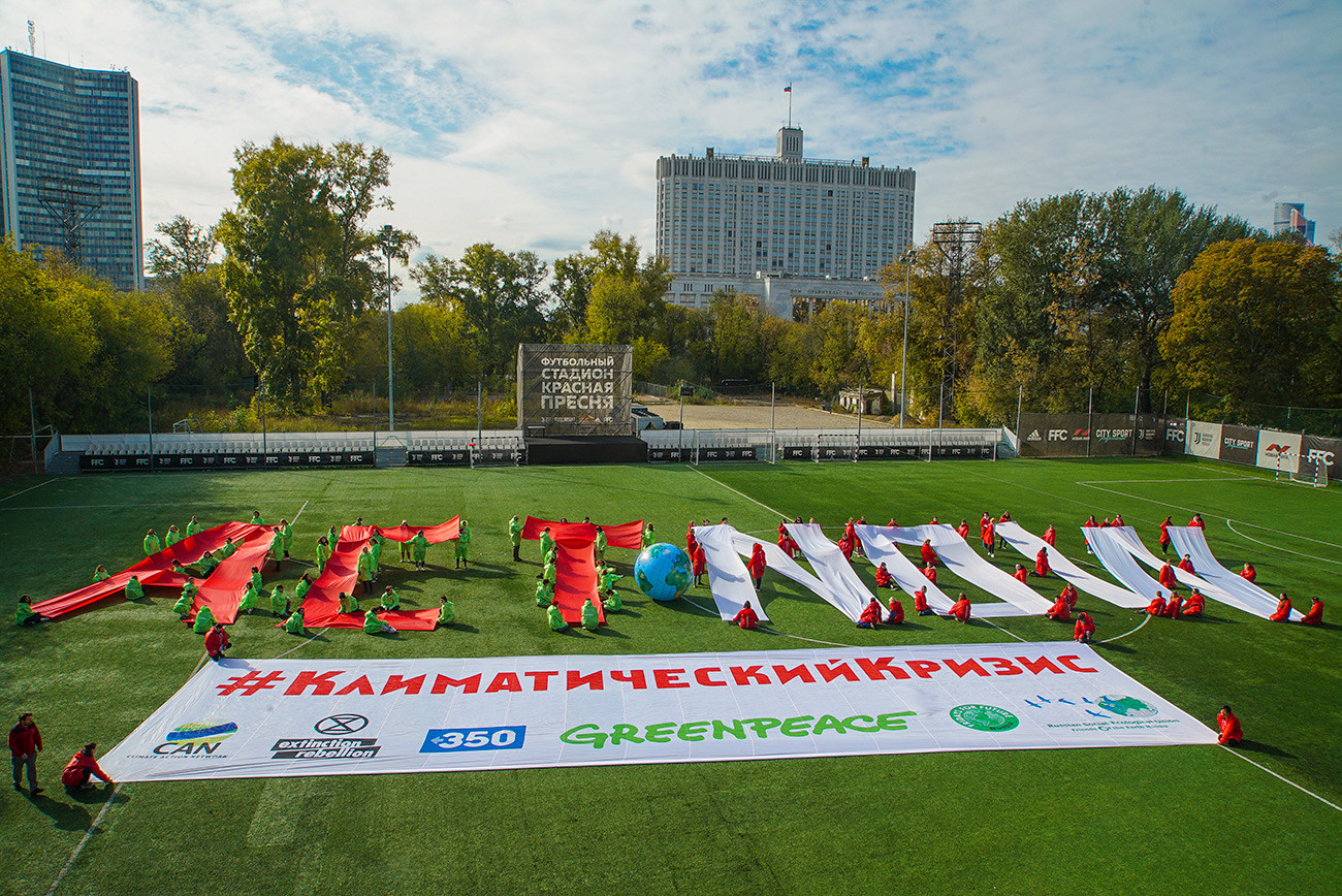 Aksi Green Peace Rusia tak jauh dari Gedung Pemerintah Federasi Rusia atay dikenal sebagai Gedung Putih Rusia (pada latar kanan).