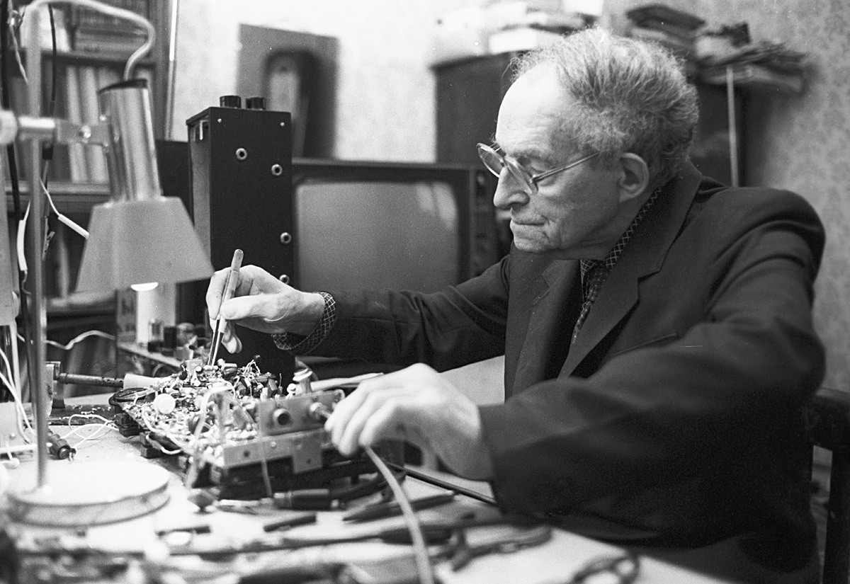 Лав Сергејевич Термен, творац „теремина“, првог електричног музичког инструмента.