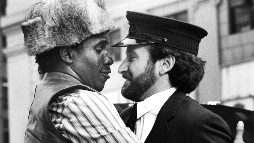 Robin Williams dan Cleavant Derricks selama pengambilan gambar film “Moscow on the Hudson” pada 1984.