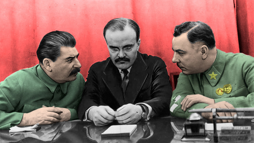 Secretário-geral do Partido Comunista da União Soviética Ióssif Stáiln, Ministro de Relações Exteriores da URSS Viacheslav Molotov e Ministro da Defesa da URSS Kliment Vorochilov