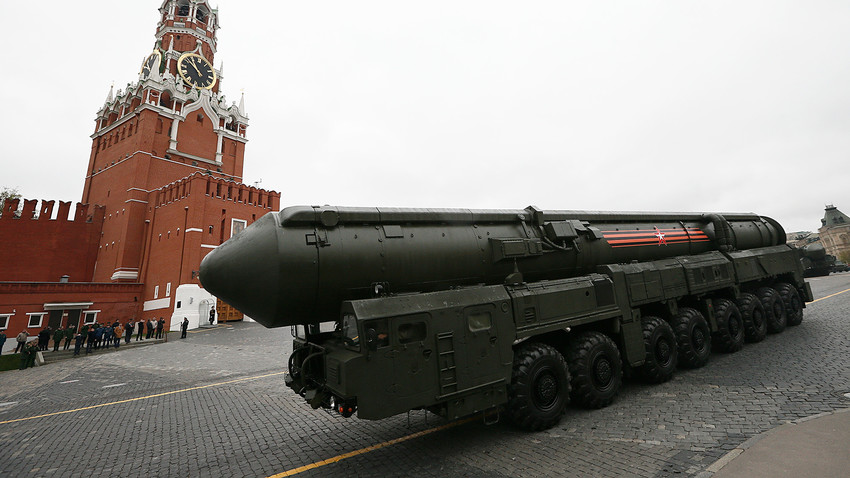 Peluncur rudal balistik antarbenua Topol Rusia melintas di Lapangan Merah, Moskow.
