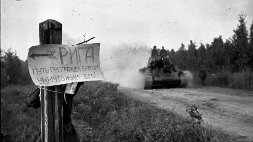 Натпис на путоказу: РИГА. Пут је блокирао непријатељ. Уништимо га! Септембар 1944.