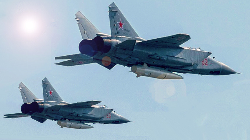 Изтребители-прехващачи МиГ-31K, въоръжени с хиперзвукови ракети "Кинжал"
