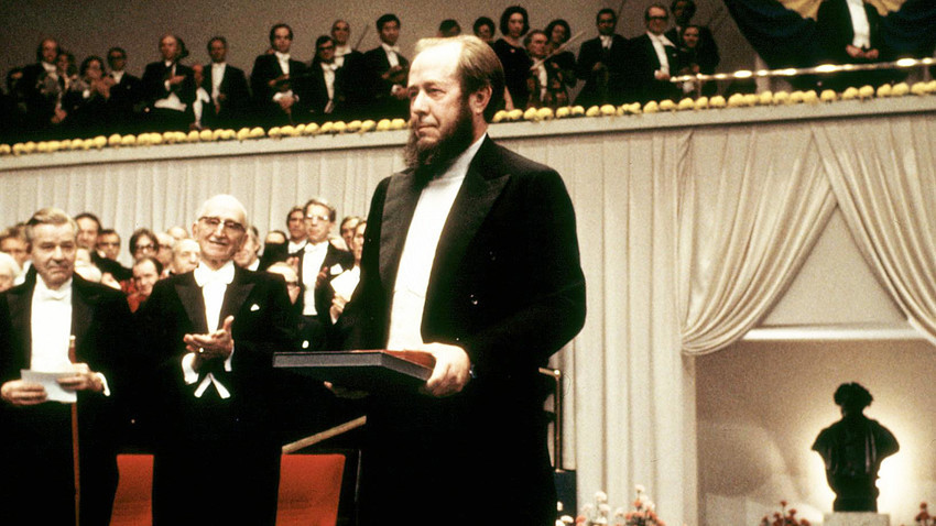 Protjerani ruski pisac Aleksandar Solženjicin na dodjeli Nobelove nagrade u Stockholmu, 10. prosinca 1970.
