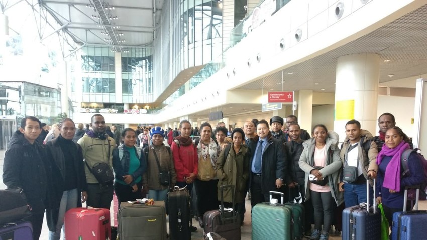 Mahasiswa Papua tiba di Bandara Domodedovo, Moskow, Rusia, Jumat (25/10), disambut oleh Perwakilan KBRI Moskow dan Permira.