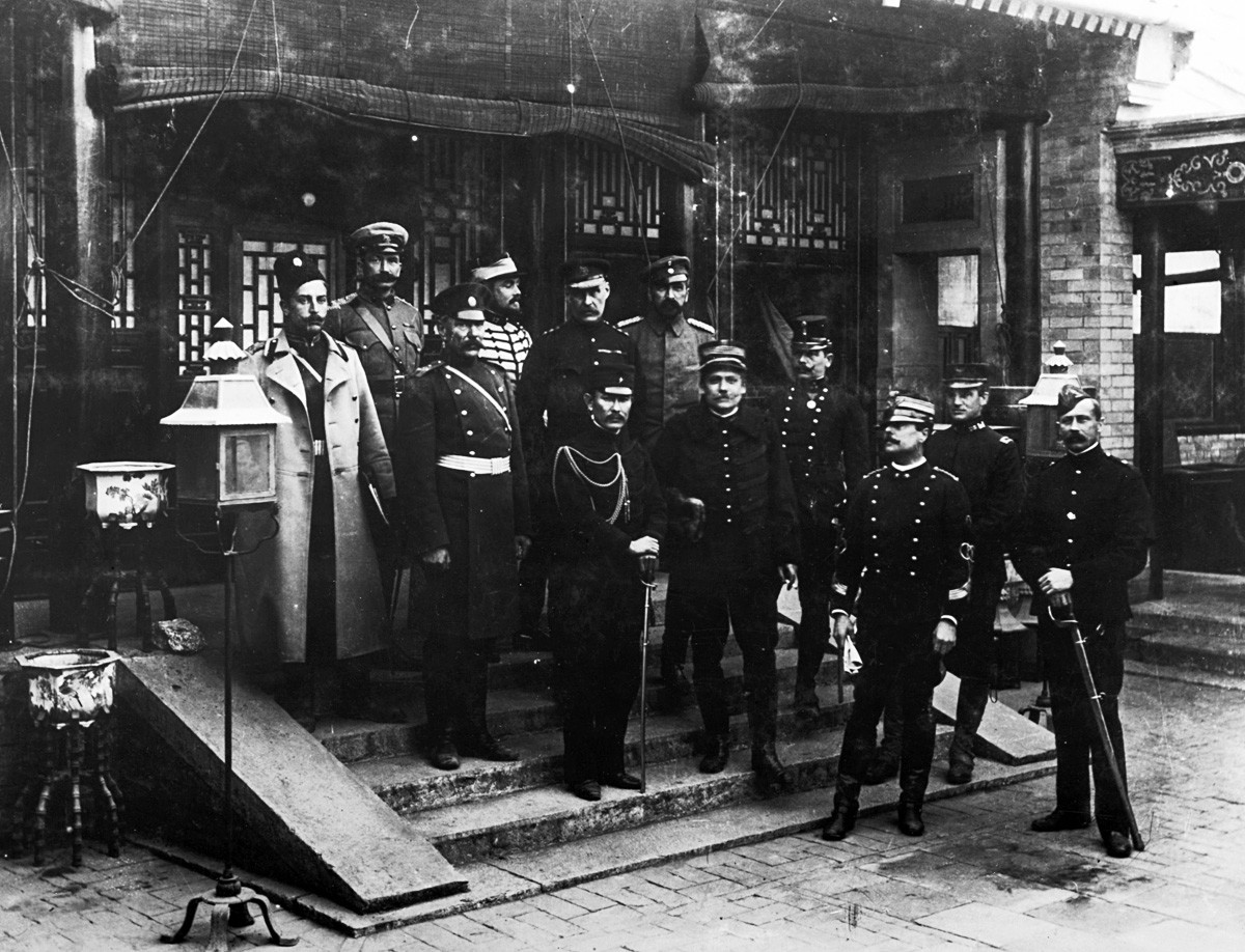 Представници немачких, британских, француских, италијанских, америчких и руских трупа које су се ујединиле да угуше Боксерски устанак у Кини (Пекинг).