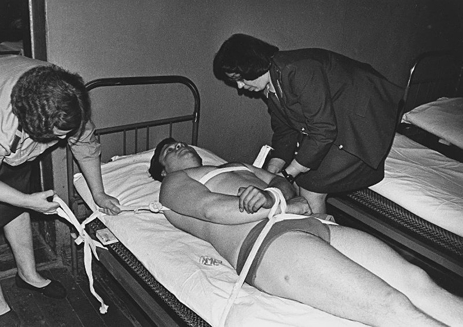 「チェレポヴェツ市（ヴォログダ州）の泥酔者留置場」、1980年