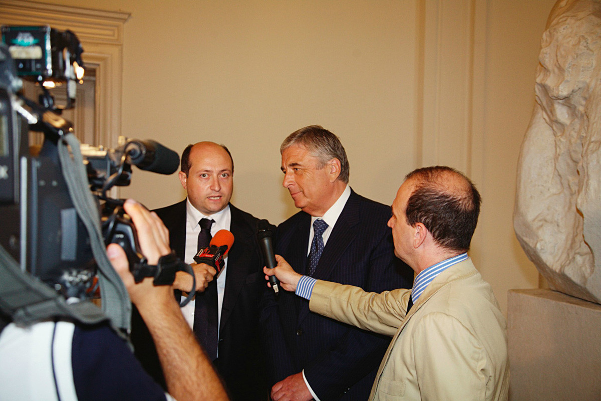 Trani (kiri) dan politisi Rusia Pavel Borodin di Italy, 2010.