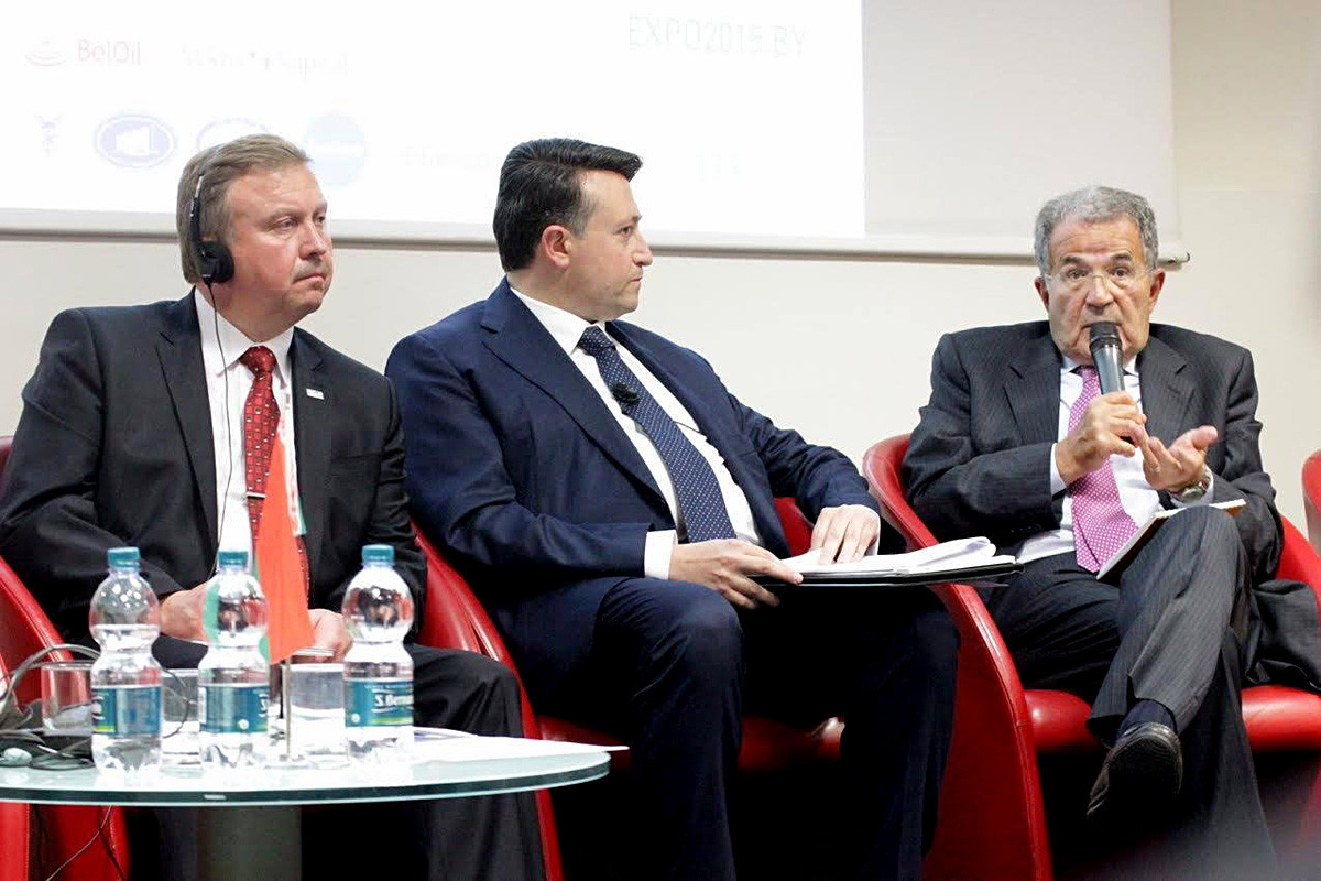 Trani (tengah) dan Romano Prodi (right),  politisi Italia yang menjabat sebagai Presiden ke-10 Komisi Eropa pada Milan Expo, 2017.