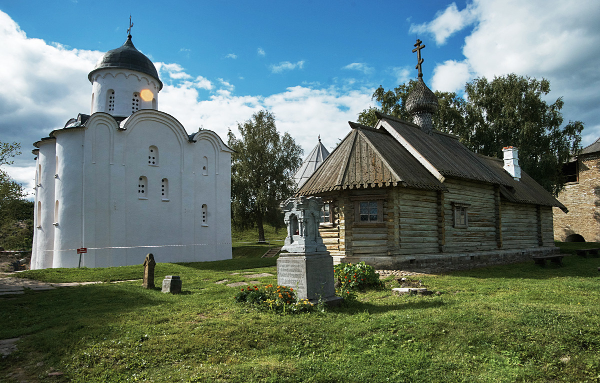 聖ゲオルギオス教会（左）と聖ドミートリー・ソルンスキー教会